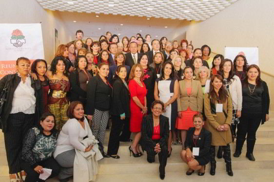 Grupo de mujeres representantes de 36 países sentadas en una escalera