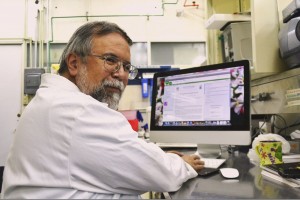 Gilberto Castañeda Hernández enfrente de una computadora en un laboratorio