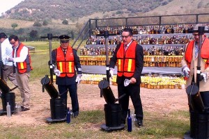 Funcionarios destruyendo envases con bebidas ilegales