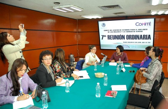 Mujeres sentadas representantes del programa Un Kilo de Ayuda con diputadas del Comité del Centro de Estudios para el Adelanto de las Mujeres y la Equidad de Género (CEAMEG)