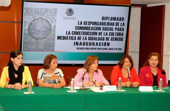 Mujeres sentadas en una mesa de trabajo en el diplomado