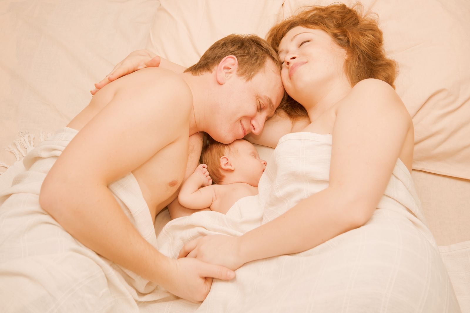 Мамаши лежа. Молодые мамы в постели. Папа мама и ребенок в постели. Фотосессия мама с сыном в постели. Сын лежит на маме.