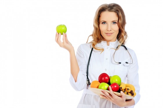 doctora sosteniendo fruta