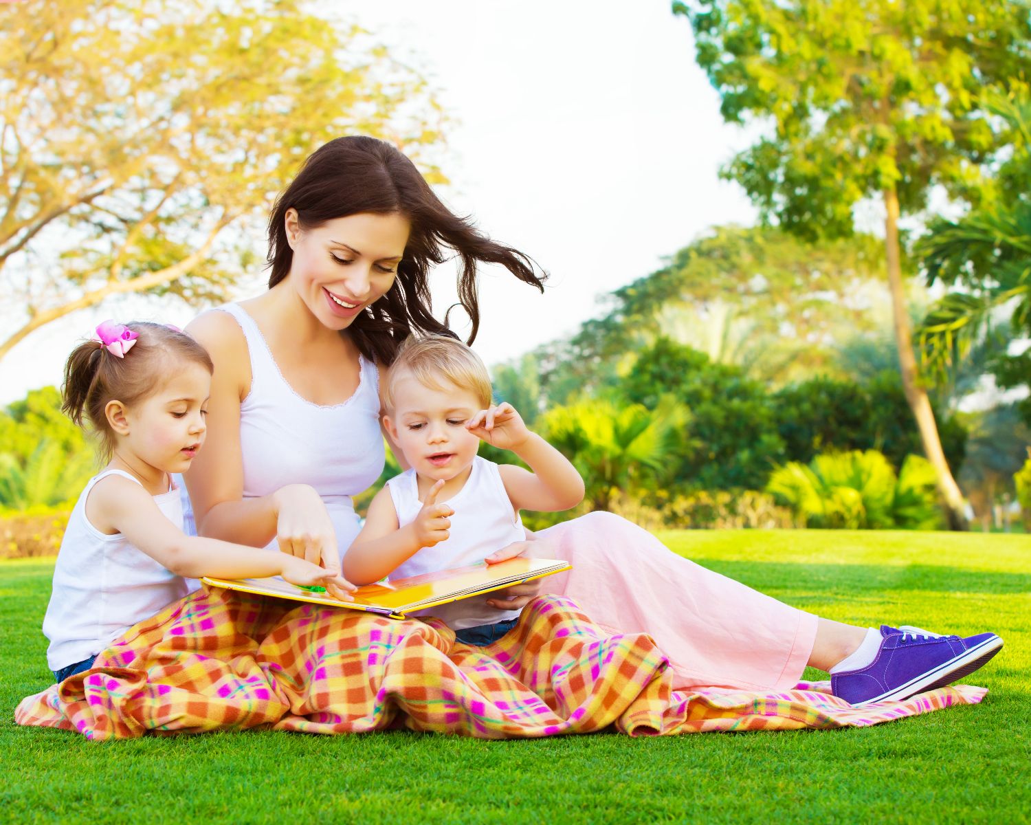 Mujer con niños en el campo leyendo