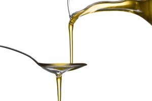 Sirviendo en una cuchara aceite de oliva