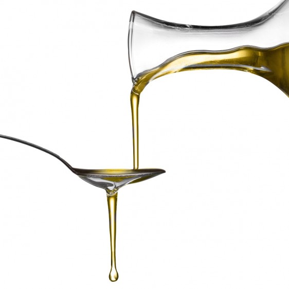 Sirviendo en una cuchara aceite de oliva