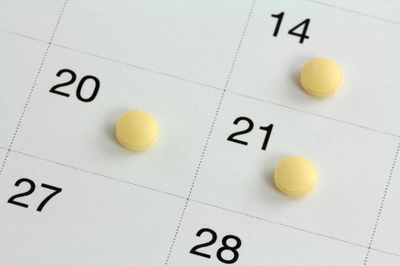 Calendario con pastillas en las fechas 14, 20 y 21