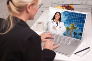 Paciente haciendo videoconferencia con doctora