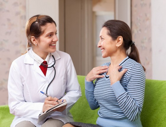 Paciente feliz conversando con doctora