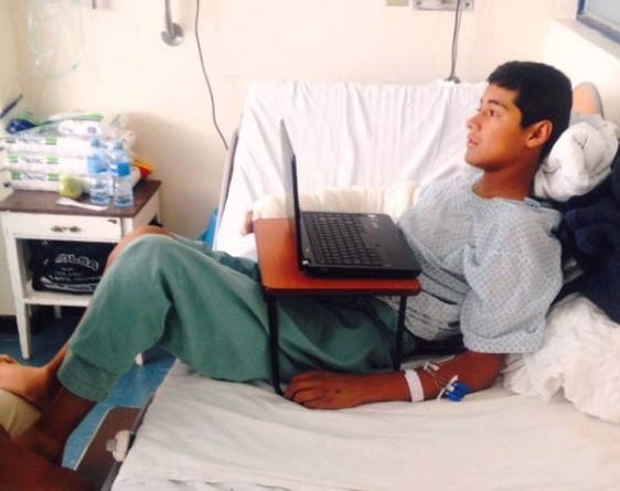 Francisco Núñez García reposando en el hospital con una computadora enfrente