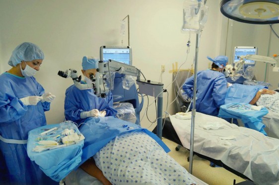 Cirujanos trabajando en pacientes