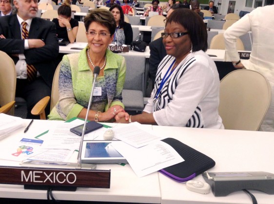Secretaria de Salud, Mercedes Juan sentada junto a  Dra. Carissa F. Etienne,  Directora de la Organización Panamericana de la Salud (OPS)
