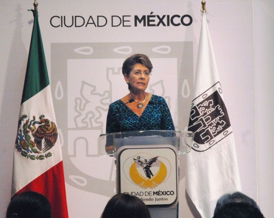 Mercedes Juan en un podium detras logotipo de la Ciudad de México