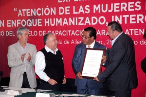 doctor Amado Rafael Meneses, director del Hospital General de Tula, recibe reconocimineto