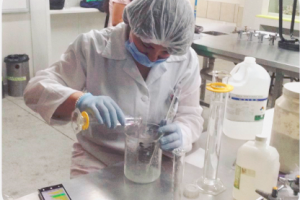 Estudiante mezclado químicos en un laboratorio
