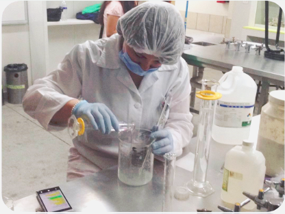 Estudiante mezclado químicos en un laboratorio
