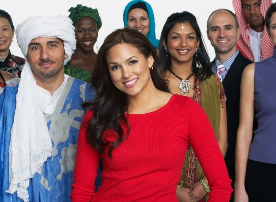 Grupo de personas multiétnico en vestimenta tradicional