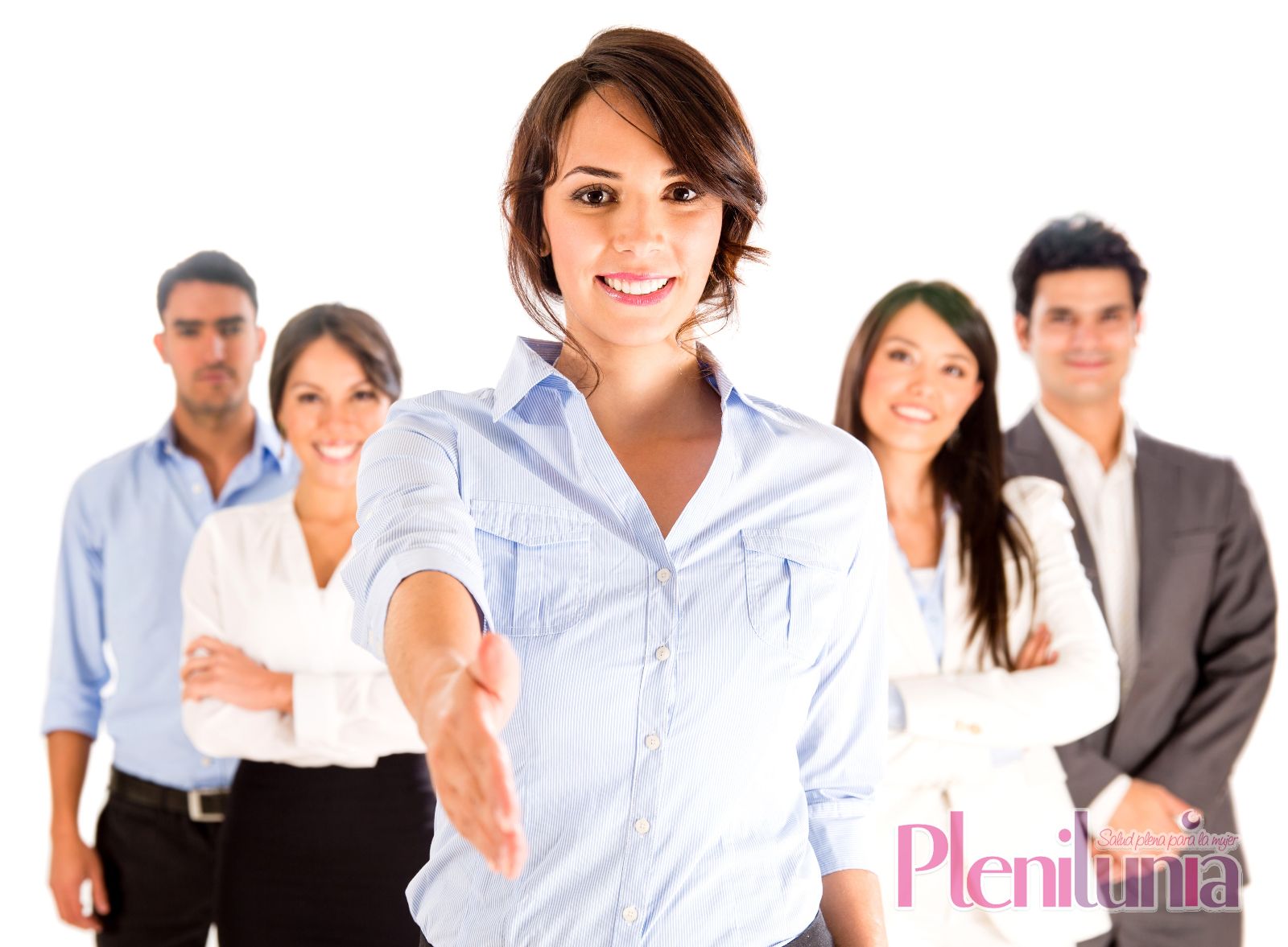 Mujer ejecutiva extendiendo la mano en el fondo mujeres y hombres observando