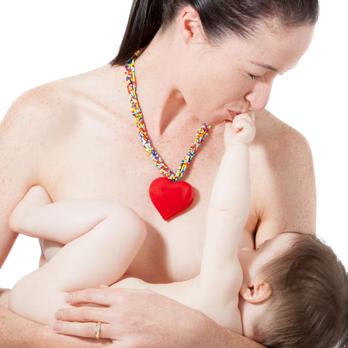 Madre con collar de corazón amamantanfo a su bebé