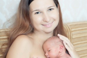 Madre y bebé con su piel en contacto directo