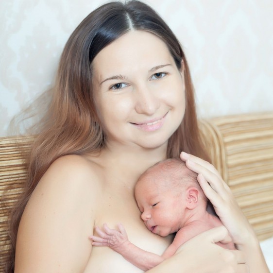 Madre y bebé con su piel en contacto directo