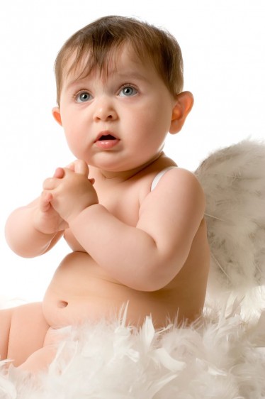 Bebé vestido de ángel