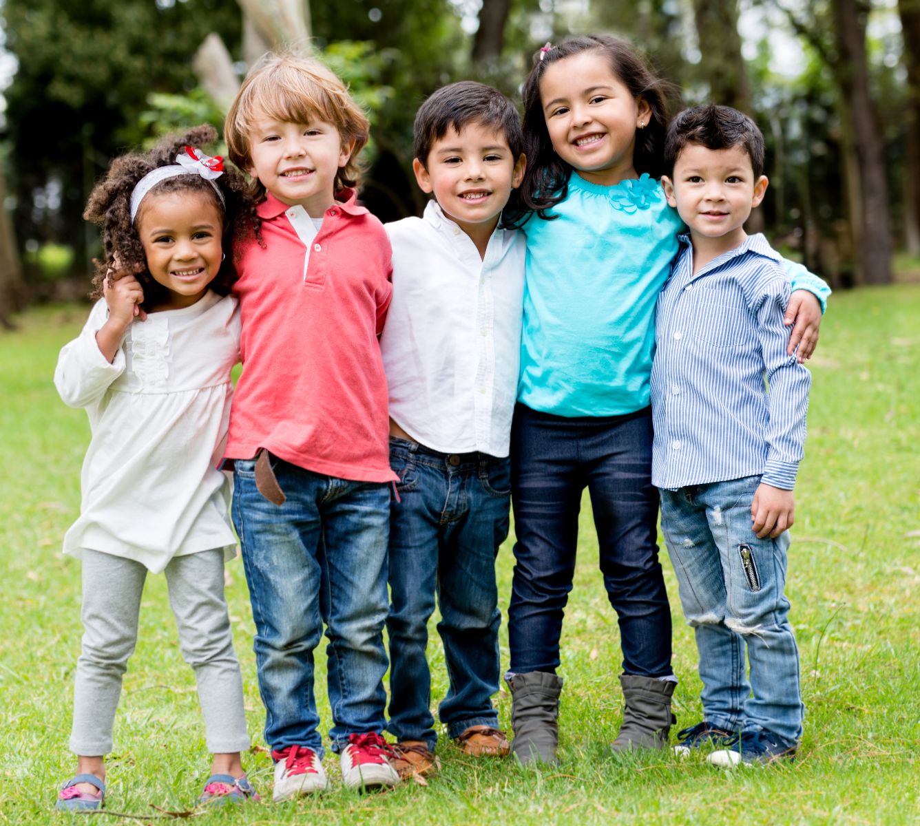 Niños de pie felices y abrazandose