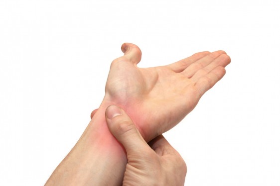 Los fuertes dolores en articulaciones, como codos, muñecas, hombrros, rodillas, tobillos, etcétera, es característica común de la artritis reumatoide.