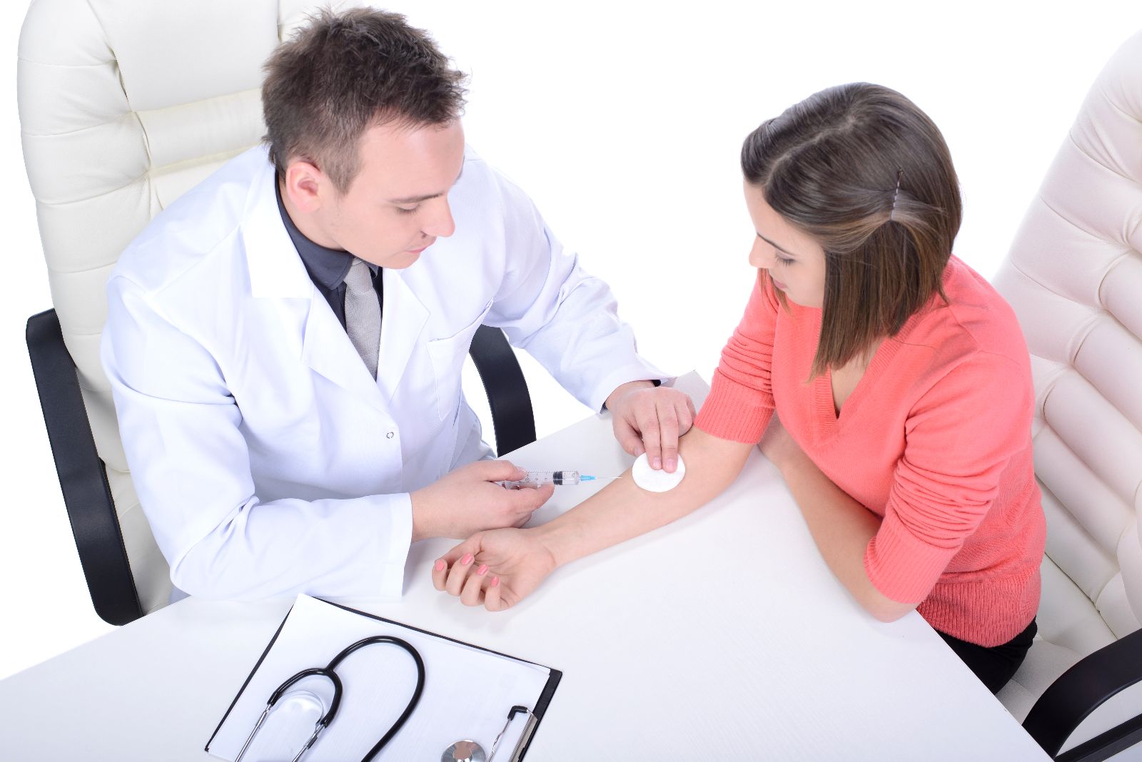 médico aplicando una jeringa en el brazo de una paciente