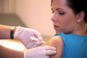 Mujer recibiendo vacuna