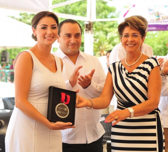 Mariana Zorrilla de Borge y Mercedes Juan sosteniendo una caja negra con una medalla