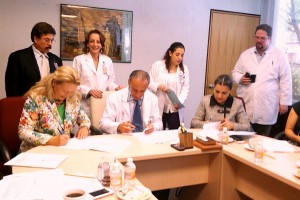 Dr. Jorge Arturo Cardona Pérez y la Dra. Vesta Richardson firmando un documento