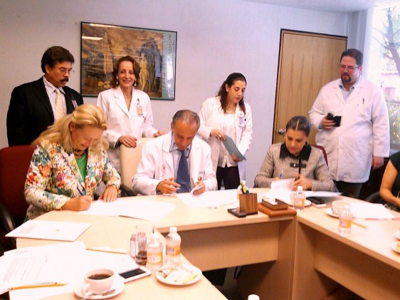 Dr. Jorge Arturo Cardona Pérez y la Dra. Vesta Richardson firmando un documento