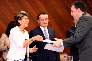 Mercedes Juan y Mikel Arriola entregando un documento a una persona