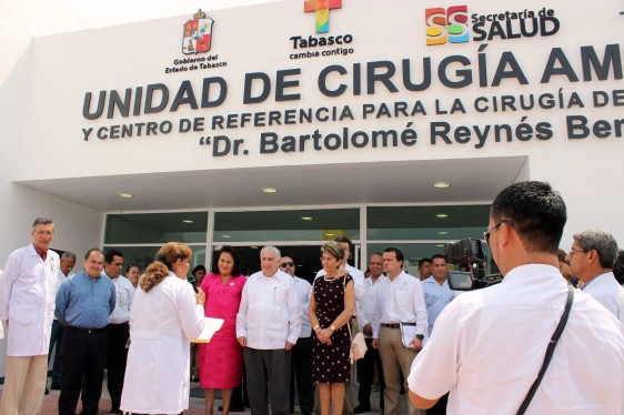 Funcionarios enfrente de la fachada del Hospital Regional de Alta Especialidad “Dr. Gustavo A. Rovirosa Pérez” la Unidad de Cirugía Ambulatoria y Centro de Referencia para la Cirugía de Salud Reproductiva