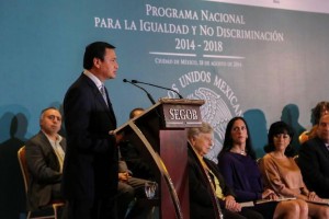 Miguel Ángel Osorio Chong exponiendo su presentación al fondo un anuncio del "Programa Nacional para la Igualdad y No Discriminación 2014 - 2018"