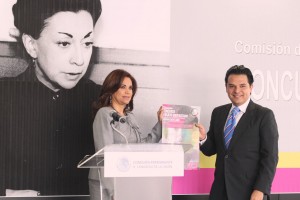 Blanca Alcalá y Zoé Robledo sosteniendo documento de convocatoria al fondo imaden de Rosario Castellanos