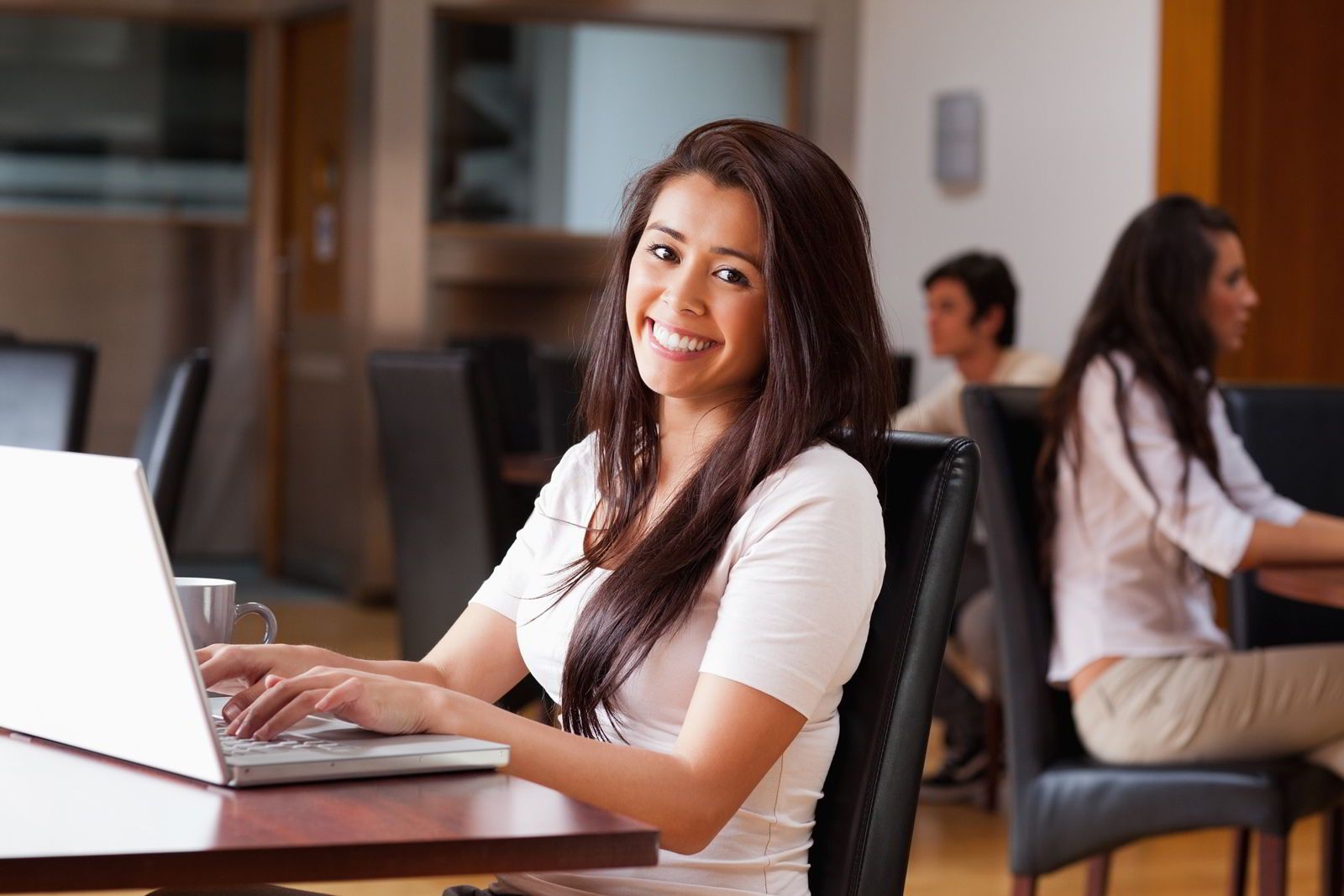 Mujer estudiando con una computadora