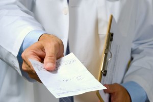 Médico entrega prescripción