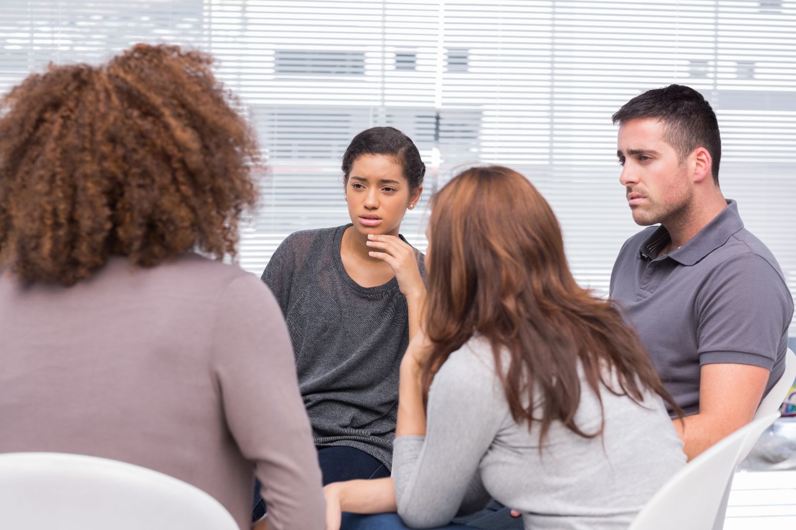 Grupo de jovenes en terapía de grupo