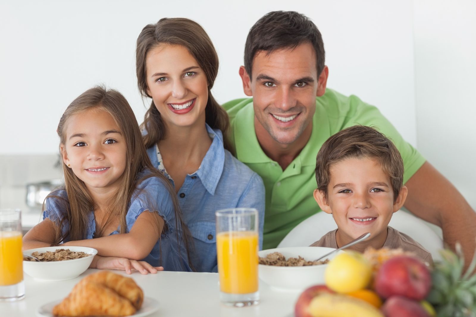 Familia con desayuno observando