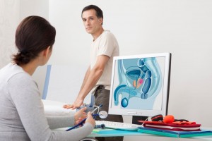 médico observando pantalla con ilustración de próstata