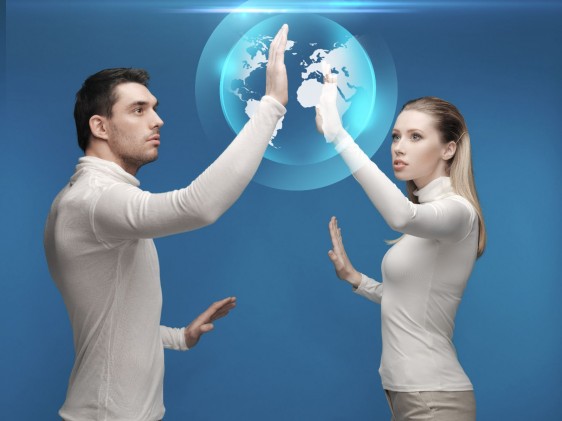 hombre y mujer tocando un mundo virtual