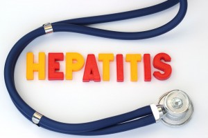 Letras que dicen "HEPATITIS" con estetoscopio