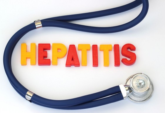 Letras que dicen "HEPATITIS" con estetoscopio