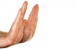 Acercamiento a manos de una persona que muestra las palmas