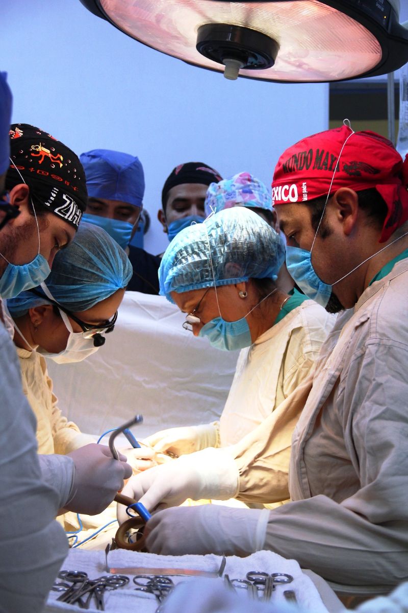 Equipo de cirujanos trabajando