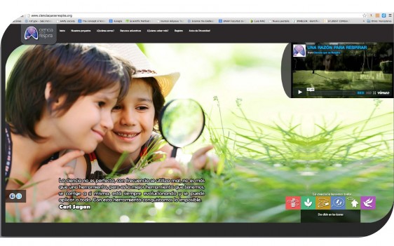Imagen de la pantalla del sitio “Ciencia que se respira”, dos niños observando en el pasto con una lupa