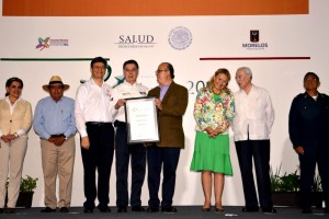 Pablo Kuri Morales, Graco Ramírez y Vesta Richardson López Collada entregando premio “Caminando a la Excelencia 2013”