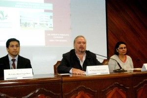 Carlos Alberto Vargas Bravo, Heberto Arboleya Casanova y Alma Rosa Sánchez Conejo sentados en conferencia de prensa